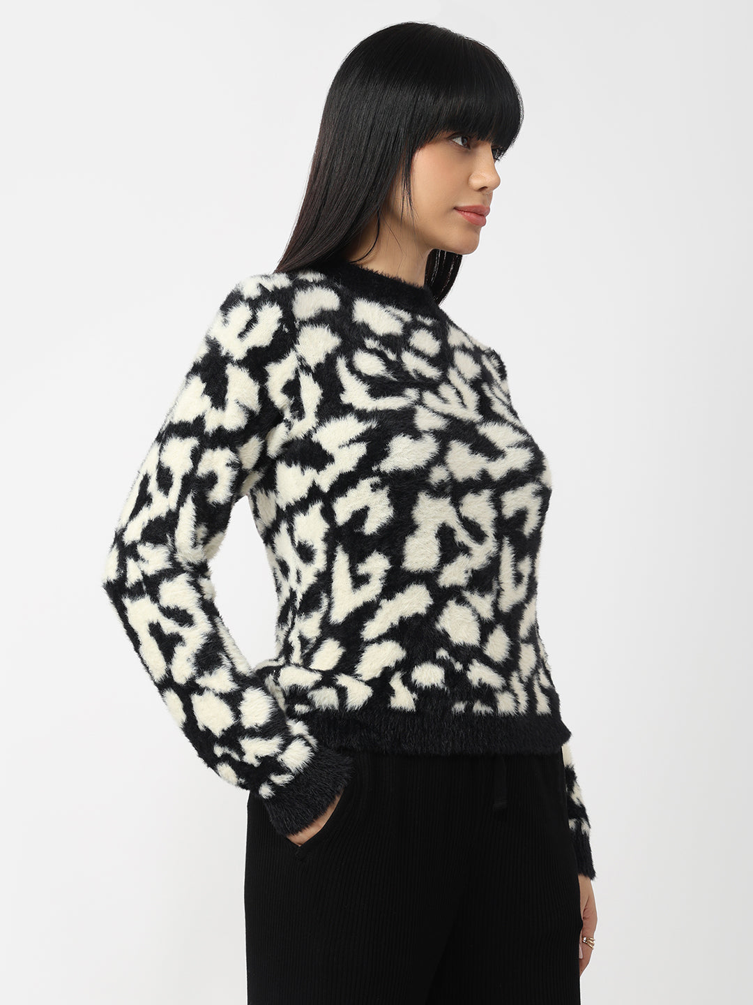 Women Black/Off White Slim Fit Sweater