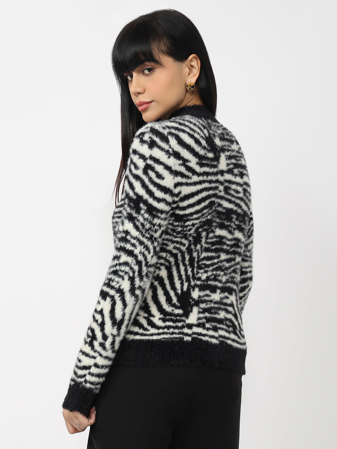 Women Black/Off White Slim Fit Sweater