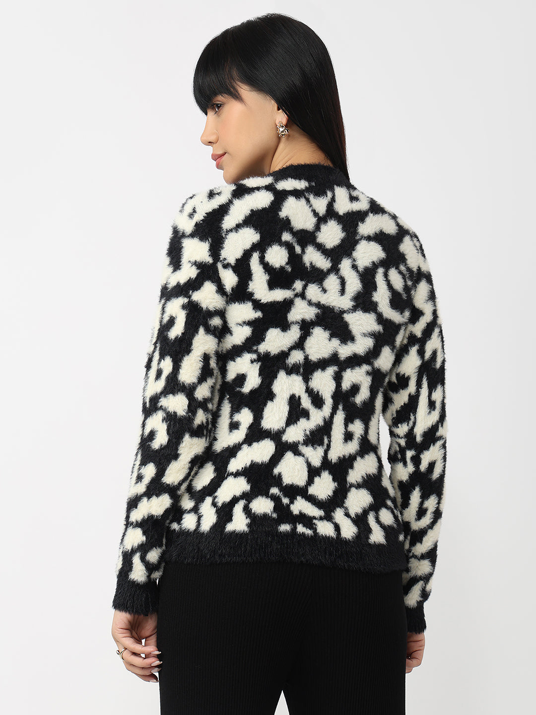 Women Black/Off White Slim Fit Sweater