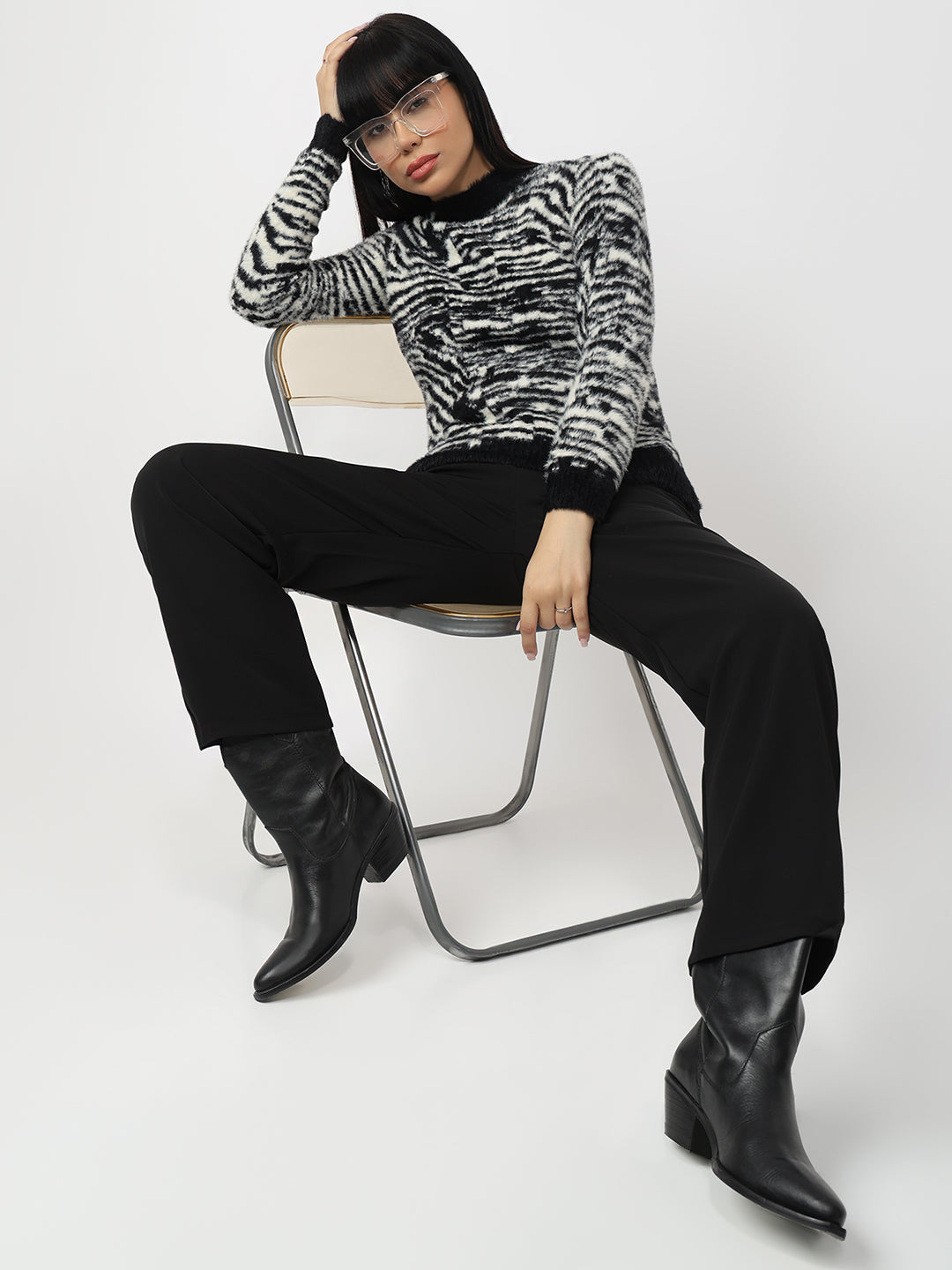 Women Black/Off White Slim Fit Sweater