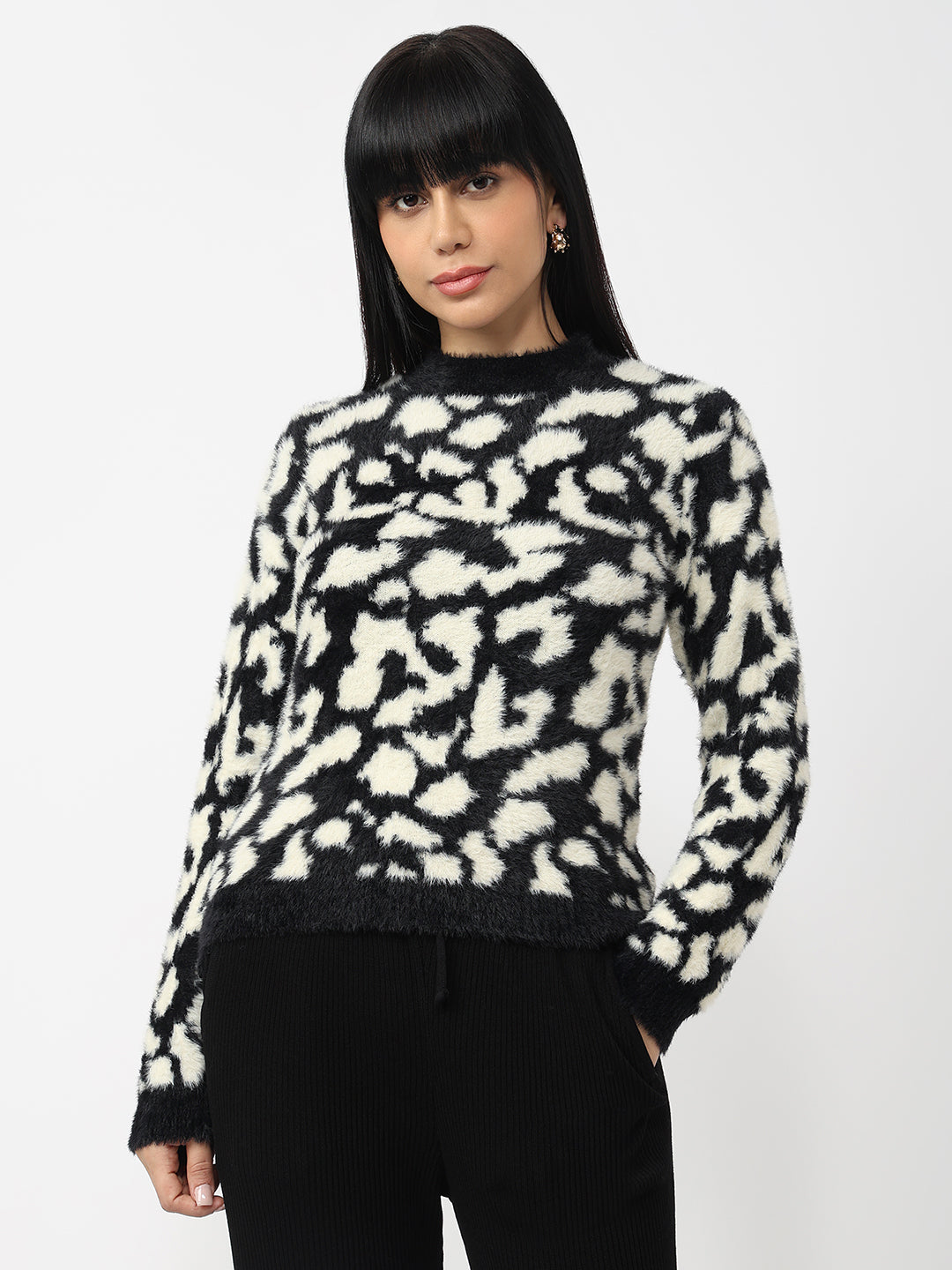 Women Black/Off White Slim Fit Sweater