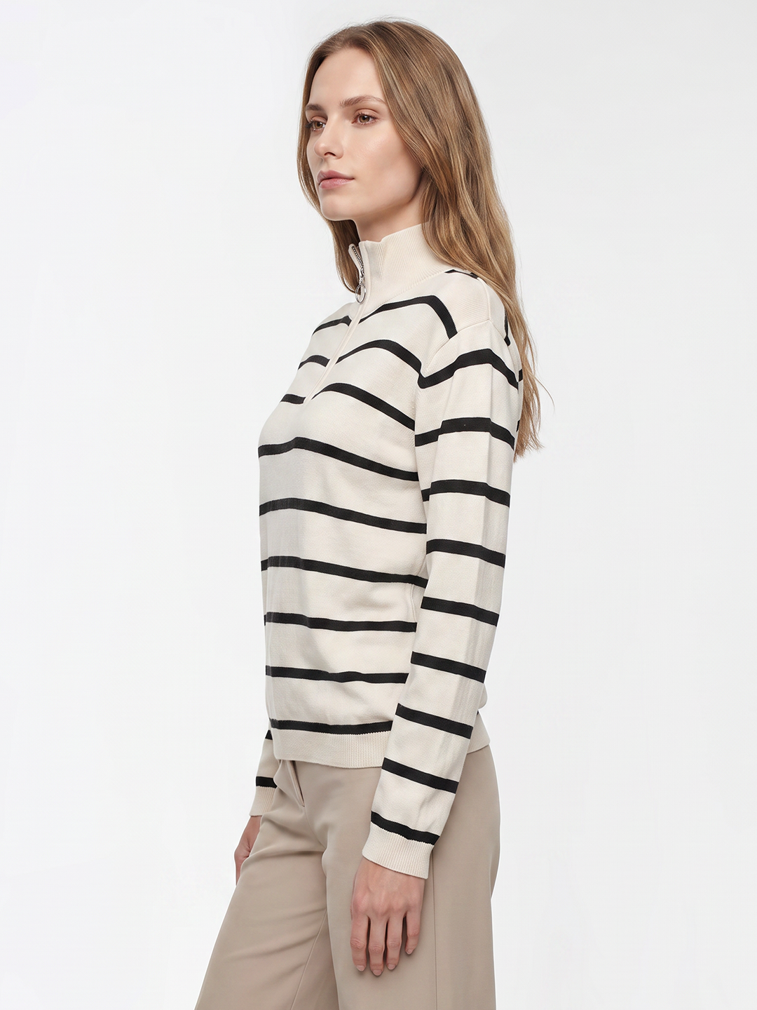 Women Ivory/Black Flat Knit