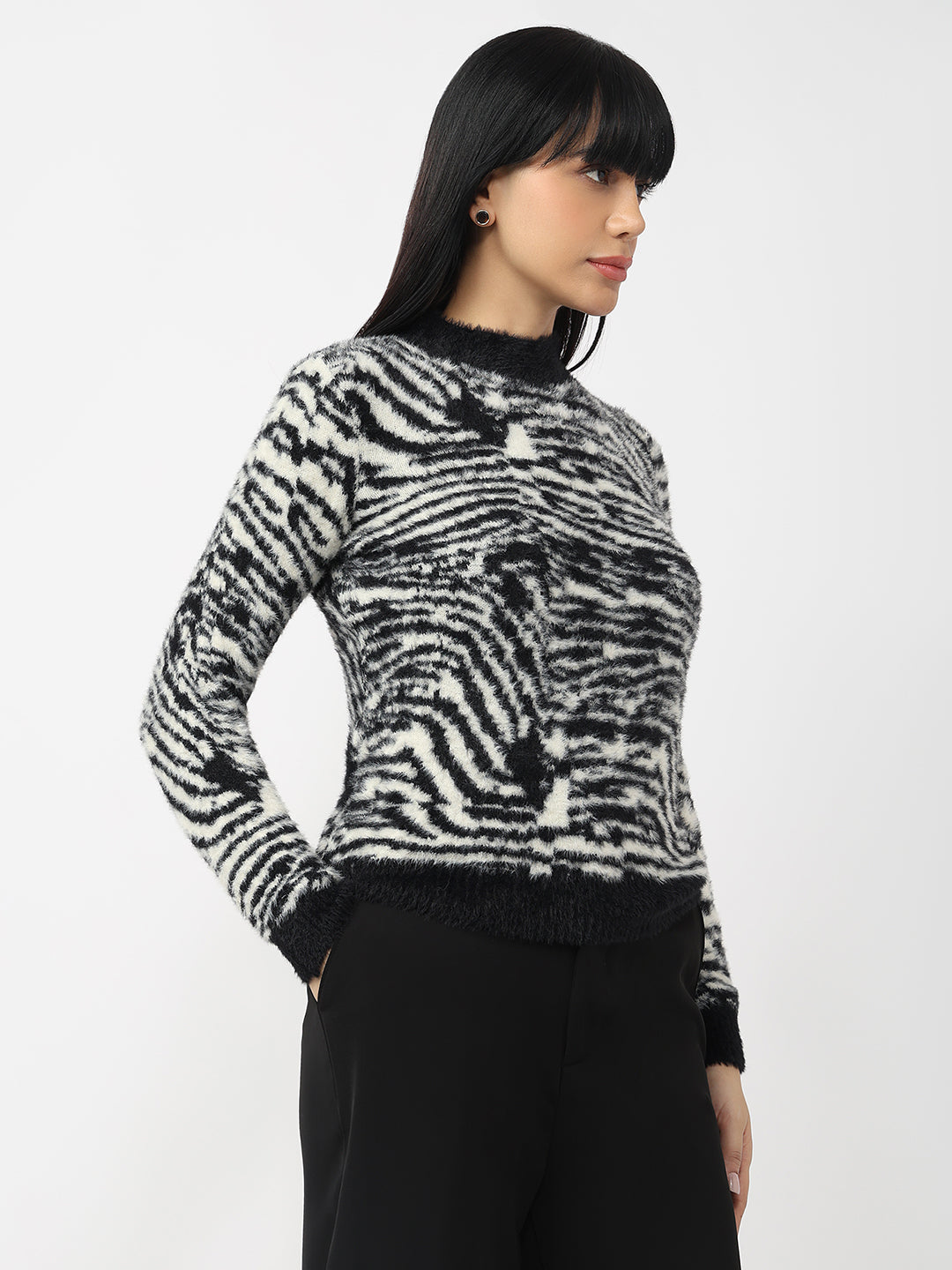 Women Black/Off White Slim Fit Sweater