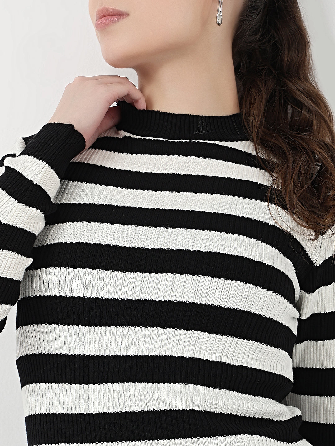 Women Black/Ivory Slim Fit Flat Knit