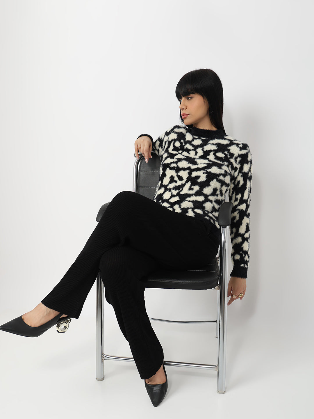 Women Black/Off White Slim Fit Sweater