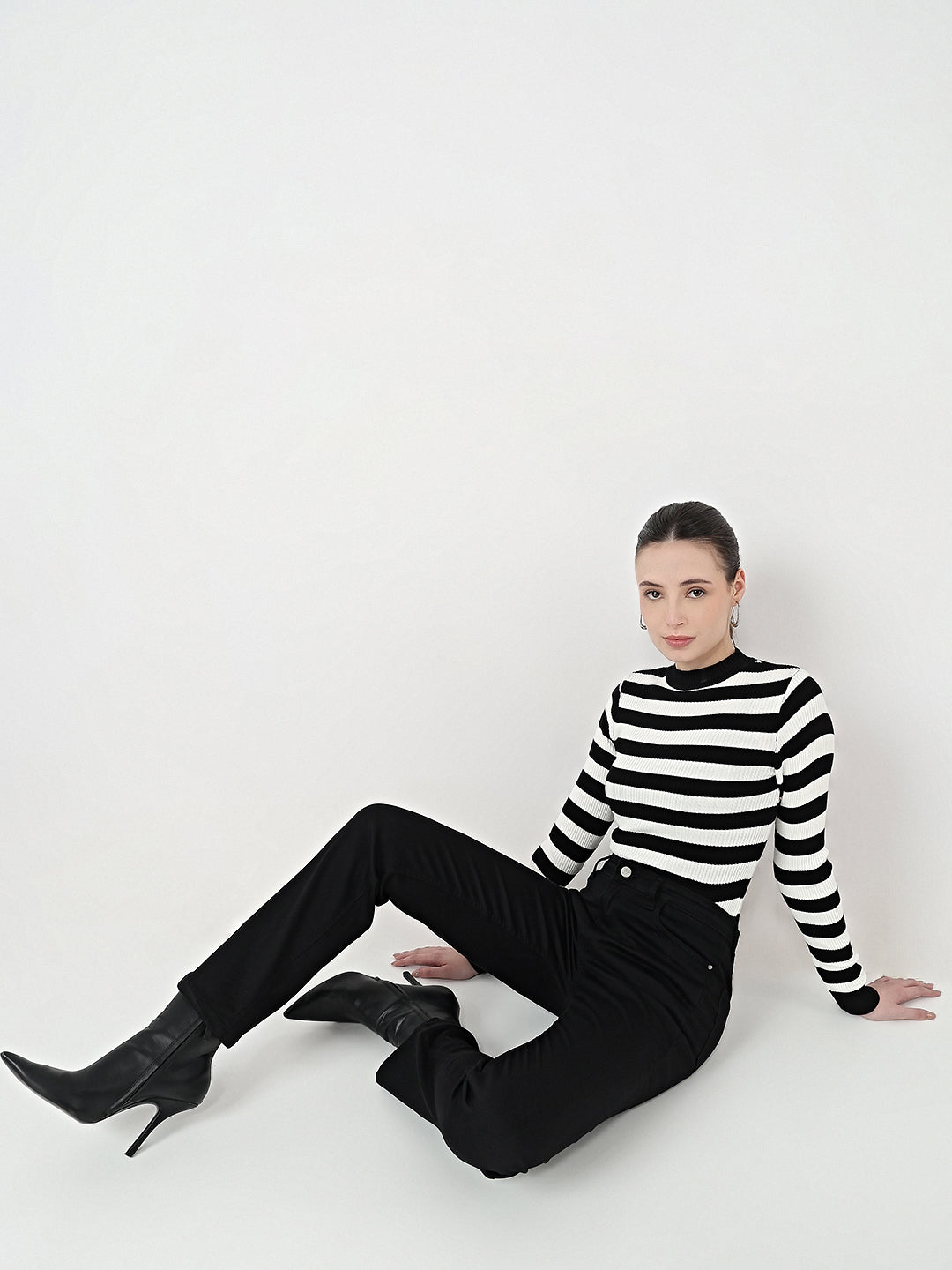 Women Black/Ivory Slim Fit Flat Knit